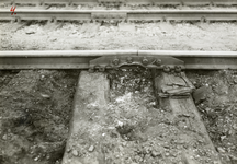 807698 Afbeelding van de beschadigde lasplaat in de spoorlijn tussen Almelo en Borne, ter hoogte van km. 3.1, als ...